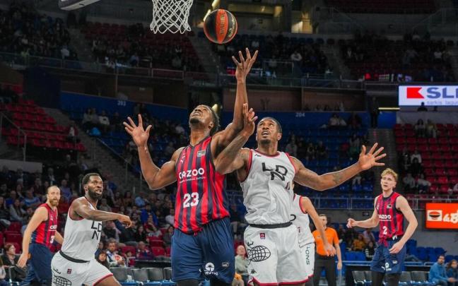 Enoch pelea por un rebote durante el partido ante el London Lions del Trofeo Araba