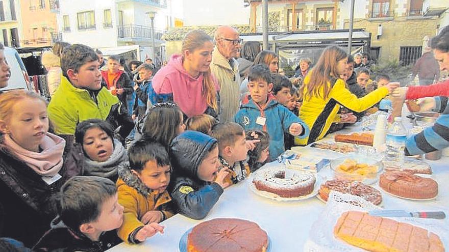 Expectación ante los dulces caseros.