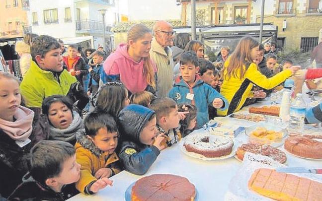 Expectación ante los dulces caseros.