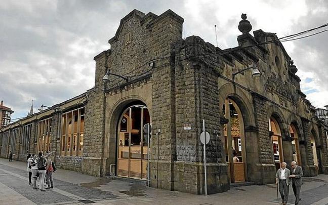 Infograf&iacute;a de la parte exterior del mercado.