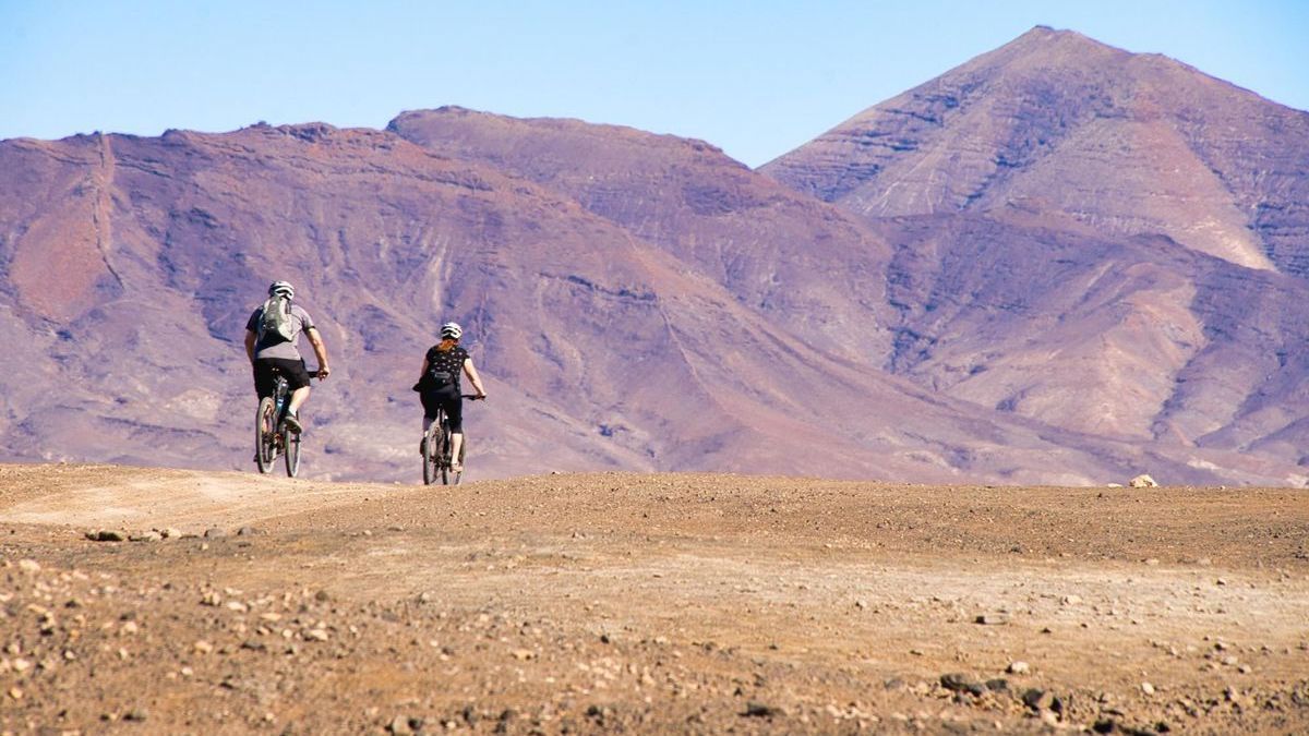Una pareja de ciclistas circulan por una de las rutas que ofrece Lanzarote.