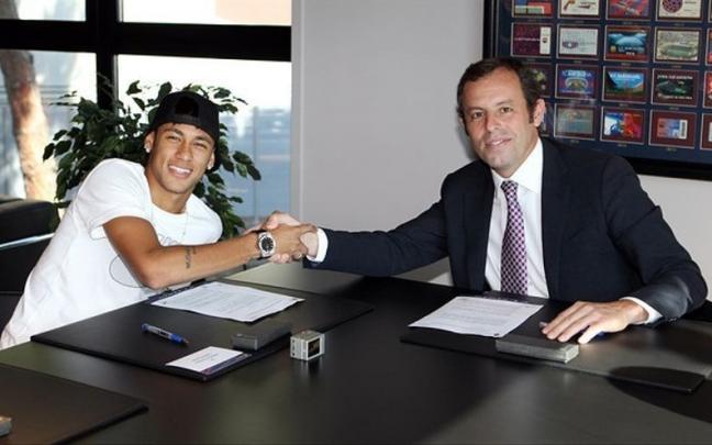 El jugador Neymar con Sandro Rosell firmando el contrato. El jugador Neymar con Sandro Rosell firmando el contrato.