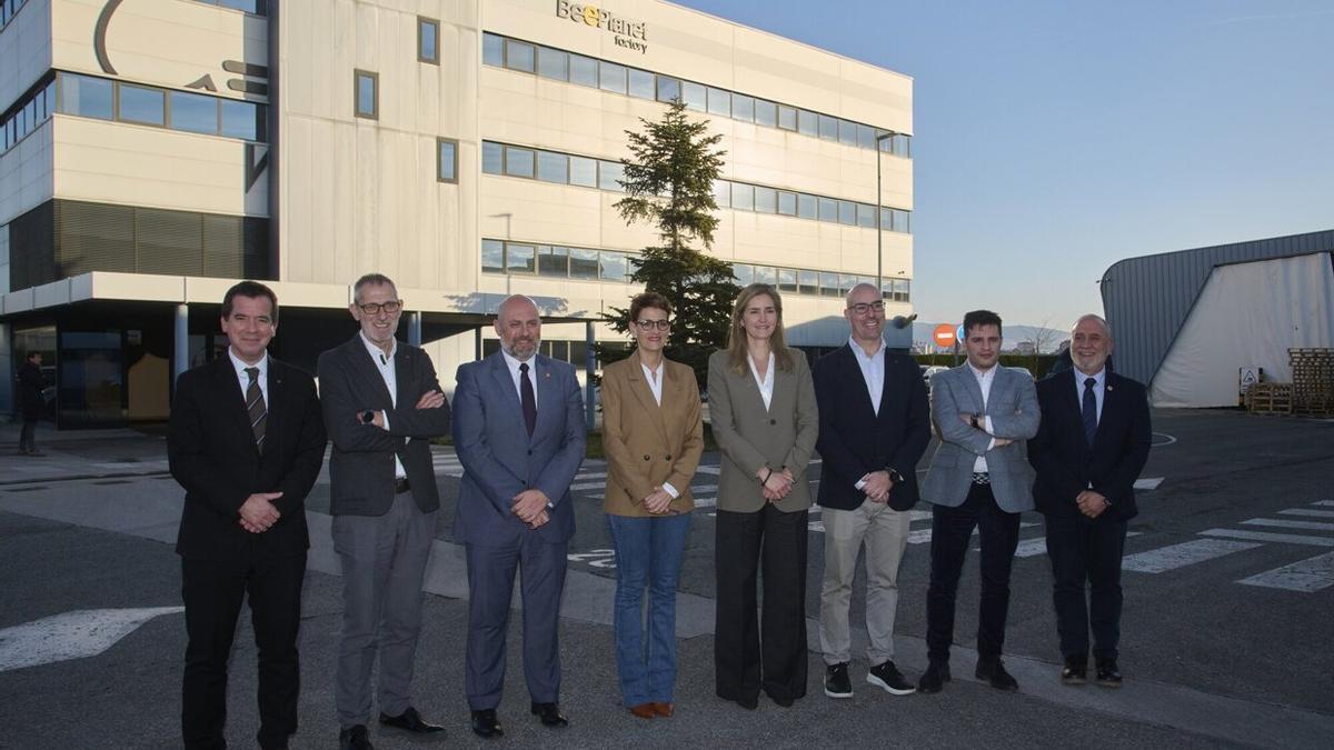 l consejero de Desarrollo Económico y Empresarial, Mikel Irujo; un socio co-fundador de BeePlanet, Agustín Idareta; el delegado del Gobierno en Navarra, José Luis Arasti; la Presidenta de Navarra, María Chivite; la secretaria d