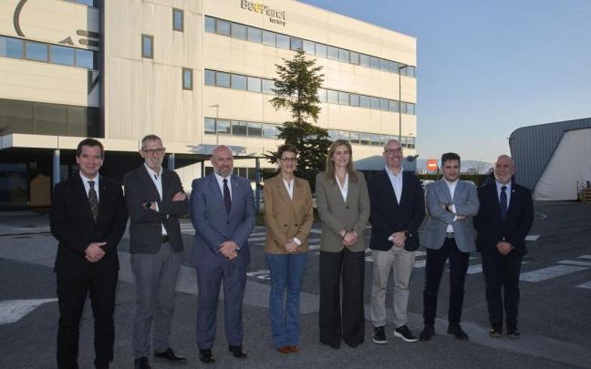 l consejero de Desarrollo Económico y Empresarial, Mikel Irujo; un socio co-fundador de BeePlanet, Agustín Idareta; el delegado del Gobierno en Navarra, José Luis Arasti; la Presidenta de Navarra, María Chivite; la secretaria d l consejero de Desarrollo Económico y Empresarial, Mikel Irujo; un socio co-fundador de BeePlanet, Agustín Idareta; el delegado del Gobierno en Navarra, José Luis Arasti; la Presidenta de Navarra, María Chivite; la secretaria d