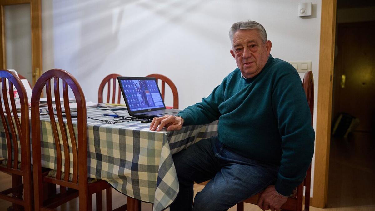 Antonio Martín, pensionista, en su vivienda