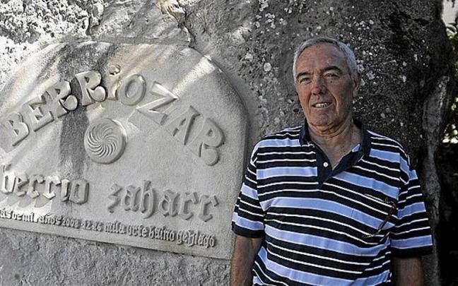 Joaquín Urtasun posa con un monolito, en el que se lee que Berriozar tiene más de 1.000 años de historia. Joaquín Urtasun posa con un monolito, en el que se lee que Berriozar tiene más de 1.000 años de historia.