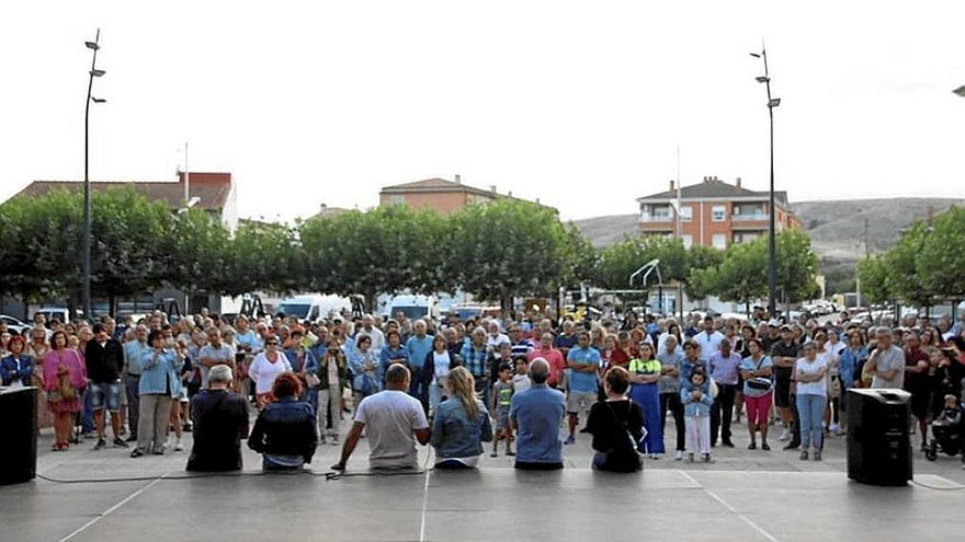 Los vecinos, concentrados en la plaza consistorial de Andosilla.