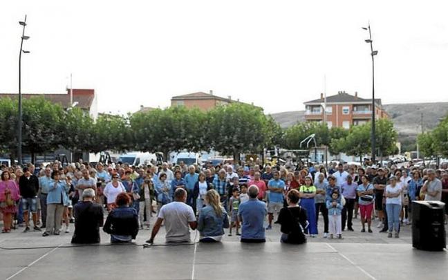 Los vecinos, concentrados en la plaza consistorial de Andosilla.