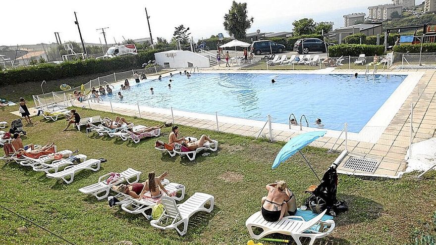 La zona de la piscina del camping de Sopela, muy concurrida por los usuarios ante el calor sofocante de estos días. | FOTOS: BORJA GUERRERO