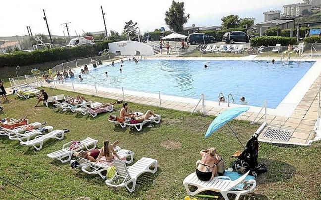 La zona de la piscina del camping de Sopela, muy concurrida por los usuarios ante el calor sofocante de estos d&iacute;as. | FOTOS: BORJA GUERRERO