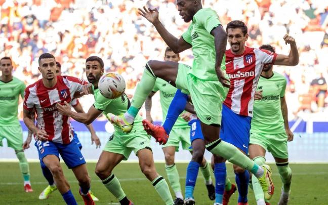 I&ntilde;aki Williams despeja un bal&oacute;n en el Metropolitano en el partido de la temporada pasada en LaLiga ante el Atl&eacute;tico (0-0).