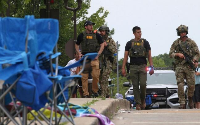 El FBI inspecciona la zona después de que una persona disparara durante el desfile del 4 de julio en Chicago. El FBI inspecciona la zona después de que una persona disparara durante el desfile del 4 de julio en Chicago.