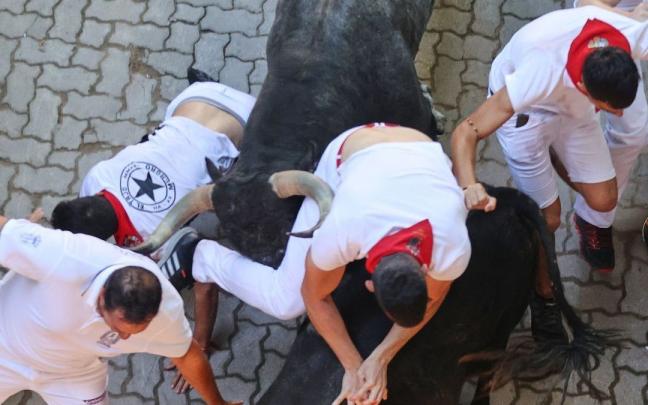 Imagen de uno de los numerosos momentos de peligro para los mozos