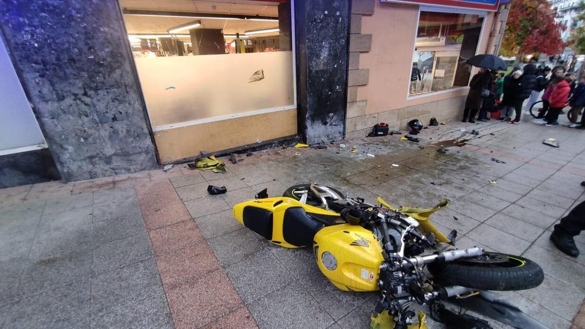 Una motocicleta se ha estrellado también contra un supermercado.