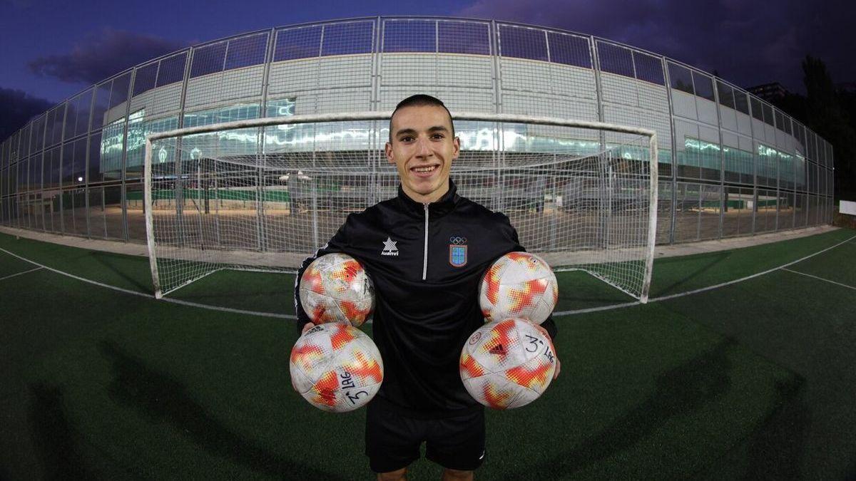 Ekaitz Leatxe posa con cuatro balones, uno por cada tanto que lleva en este comienzo de temporada.