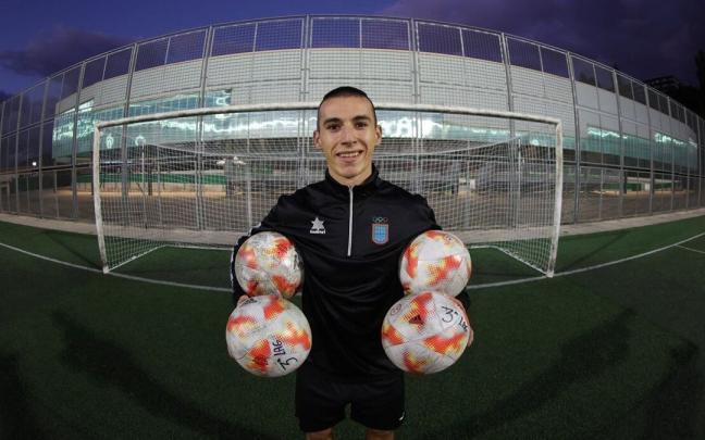 Ekaitz Leatxe posa con cuatro balones, uno por cada tanto que lleva en este comienzo de temporada.