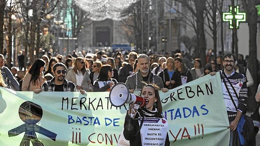 Las trabajadoras, en la manifestación de ayer. | FOTO: EFE