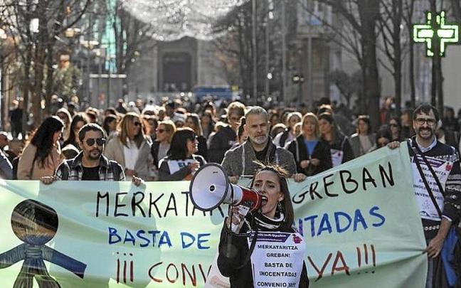 Las trabajadoras, en la manifestación de ayer. | FOTO: EFE