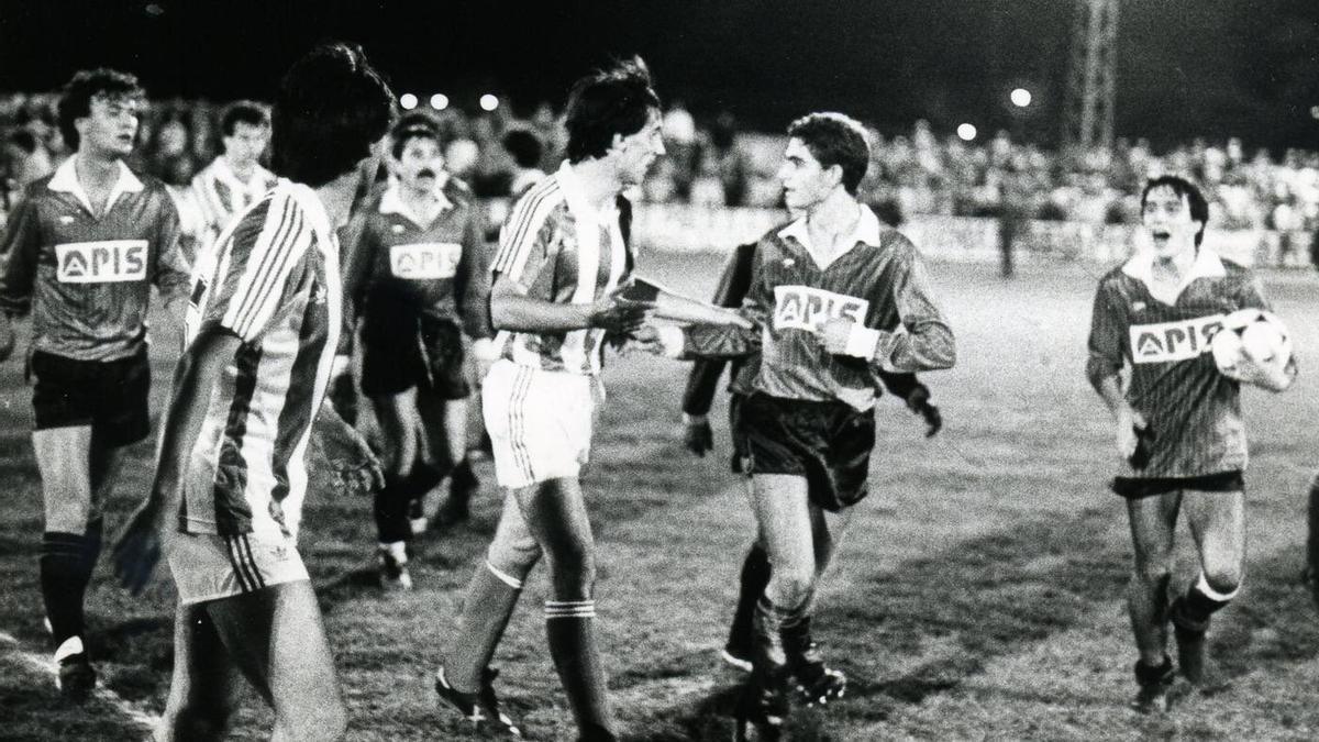 Bixio Gorriz y Gajate discuten con jugadores del Montijo, en la eliminatoria de Copa del Rey de 1986