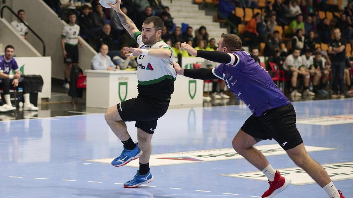 Xavi Castro (i) trata de desprenderse de la presión rival.