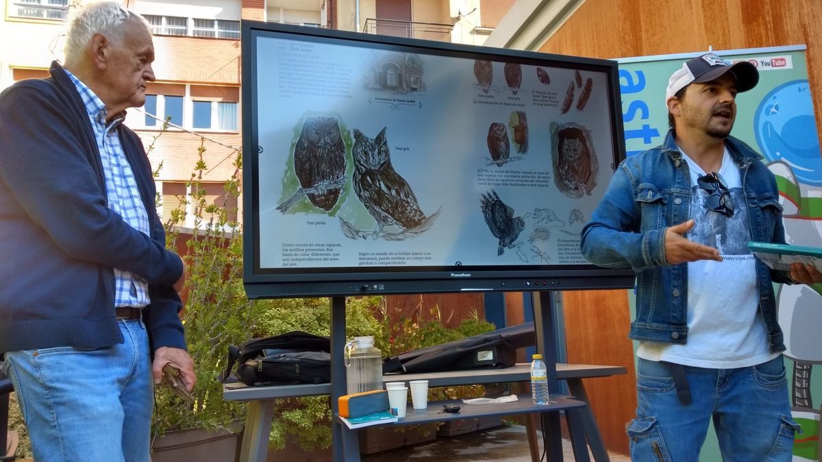 Brian y Norber durante la charla a los mayores de la residencia Albertia, en Vicente Goikoetxea