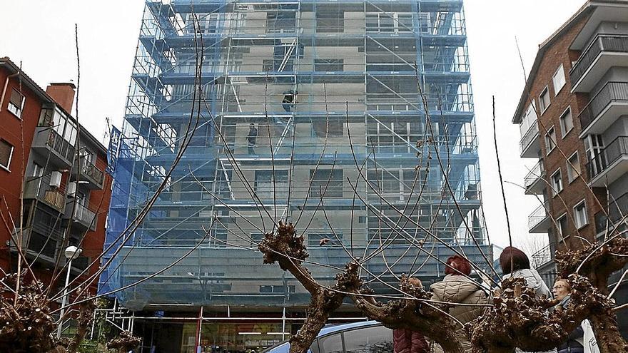 Imagen general del edificio de Altza que está en obras. La mujer cayó del cuarto piso y se golpeó con el andamio del primero. | FOTOS: GORKA ESTRADA