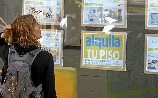 Pertsona batzuk higiezinen agentzia batean, saltzeko eta alokatzeko etxebizitzen eskaintzekin. | ALEX LARRETXI Pertsona batzuk higiezinen agentzia batean, saltzeko eta alokatzeko etxebizitzen eskaintzekin. | ALEX LARRETXI