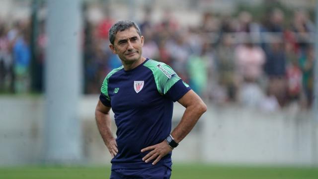 Ernesto Valverde, durante el entrenamiento del lunes en Lezama. Ernesto Valverde, durante el entrenamiento del lunes en Lezama.