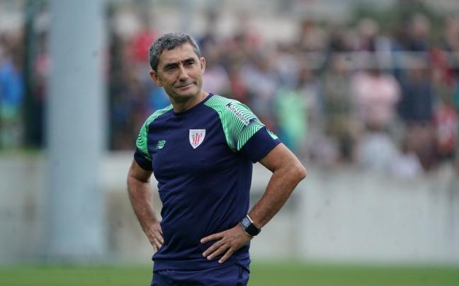 Ernesto Valverde, durante el entrenamiento del lunes en Lezama.