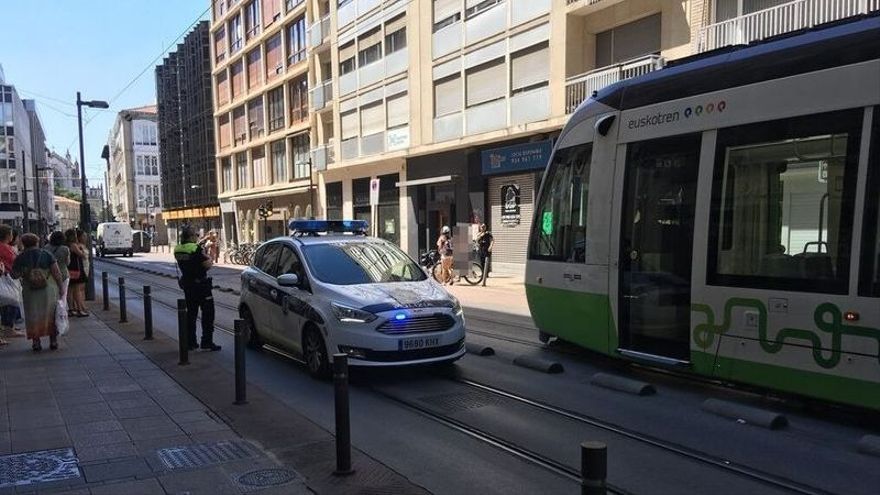 La Policía Local atiende a la joven agredida en la calle General Álava