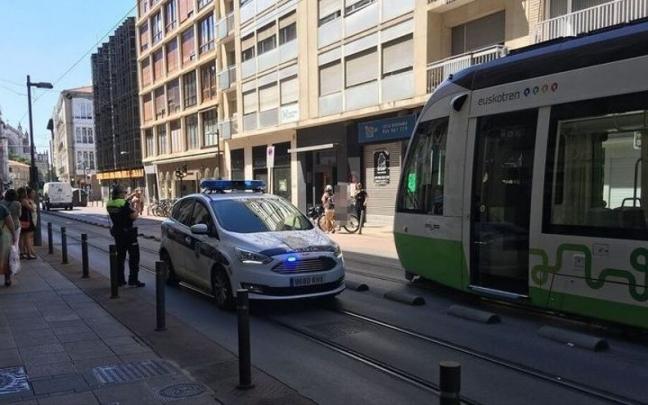 La Policía Local atiende a la joven agredida en la calle General Álava