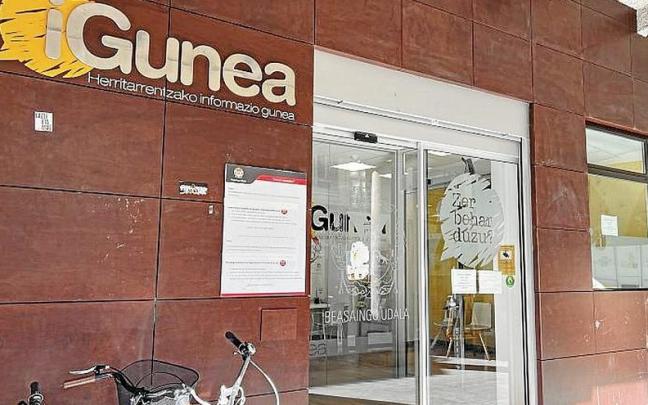 La entrada de Igunea, bajo la plaza del Ayuntamiento. | FOTO: N.G.