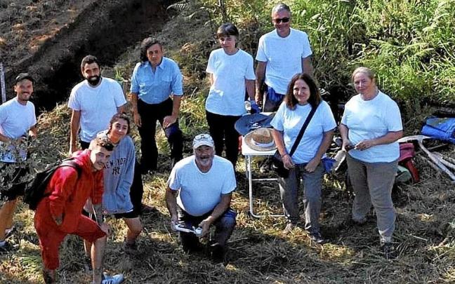 En la excavación participó una decena de voluntarios. En la excavación participó una decena de voluntarios.