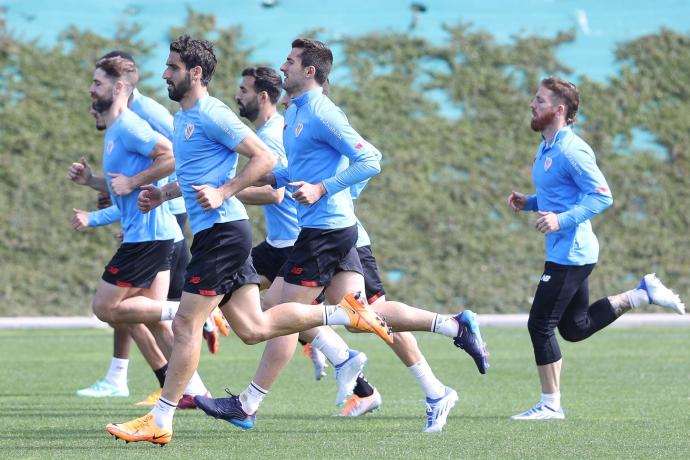 Los jugadores del Athletic realizan carrera continua en el entrenamiento del pasado martes.