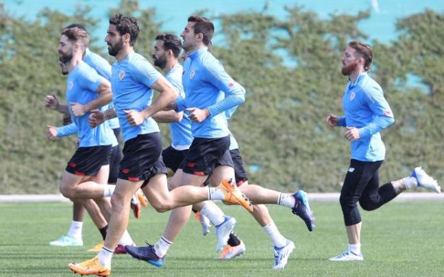 Los jugadores del Athletic realizan carrera continua en el entrenamiento del pasado martes.