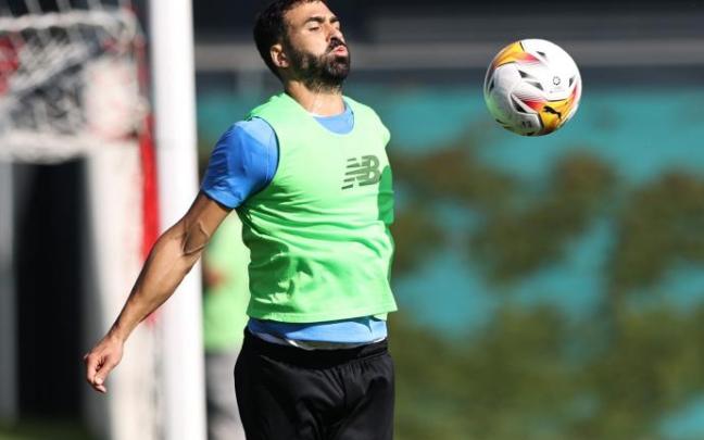 Mikel Balenziaga controla un balón en el entrenamiento del viernes.