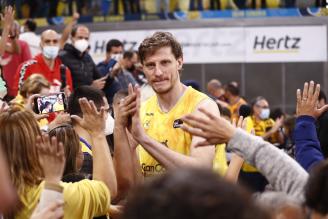 Artem Pustovyi recibe el cariño del público del Gran Canaria.