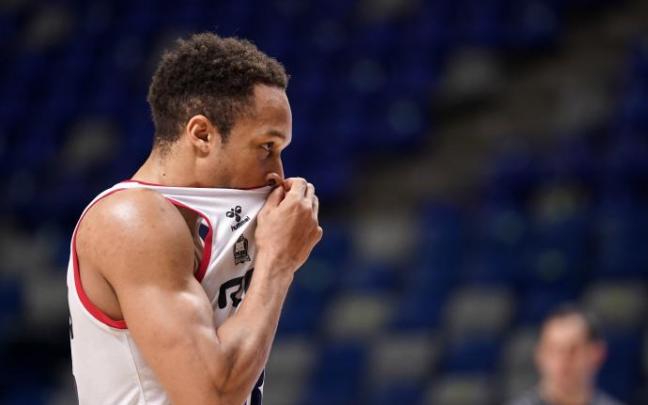 Jaylon Brown se lamenta tras cometer un error en la visita al Unicaja.