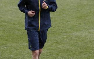 Oleksandr Zinchenko conduce el balón en un entrenamiento.