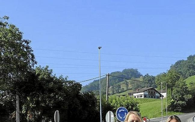 Aintzane Oiarbide eta Leire Artola biribilgunearen ondoan.