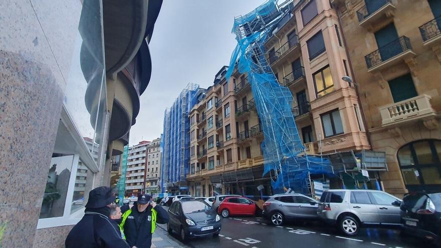 Riesgo de caída de un andamio movido por el viento en Donostia en la calle Aguirre Miramon