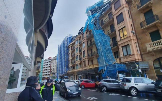 Riesgo de caída de un andamio movido por el viento en Donostia en la calle Aguirre Miramon Riesgo de caída de un andamio movido por el viento en Donostia en la calle Aguirre Miramon