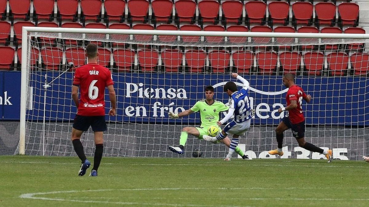 Juan Pérez, en una acción ante David Silva, de la Real Sociedad.