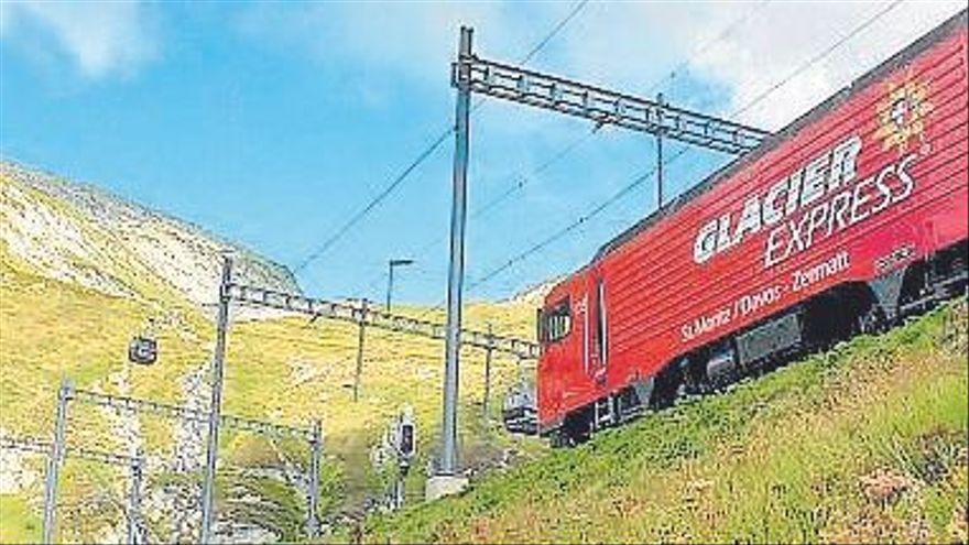Glacier Express tren ezaguna igarotzen da mendi artetik.