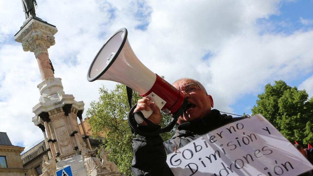 Un megáfono en la llegada de una manifestación al paseo de Sarasate.