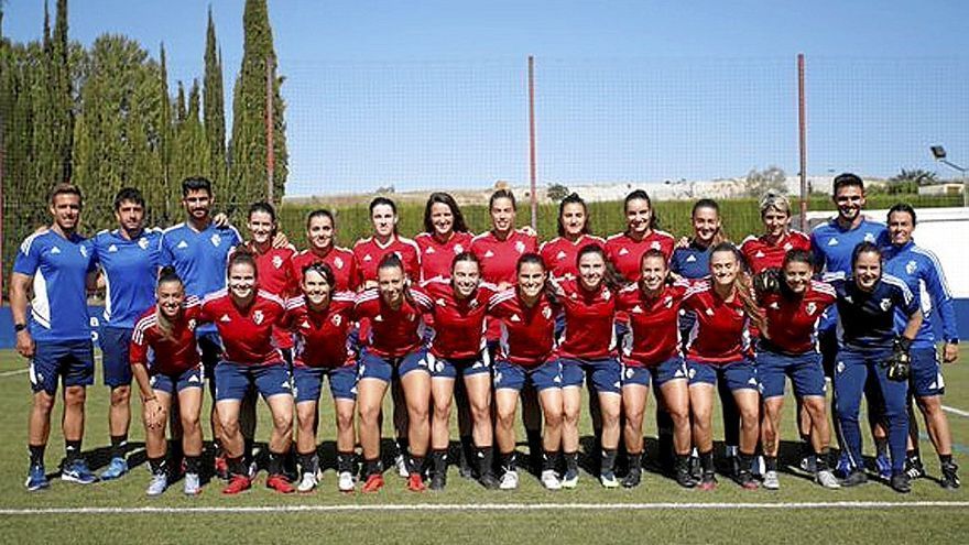 La plantilla de Osasuna Femenino posa antes de iniciar la pretemporada. | FOTO: C.A. OSASUNA