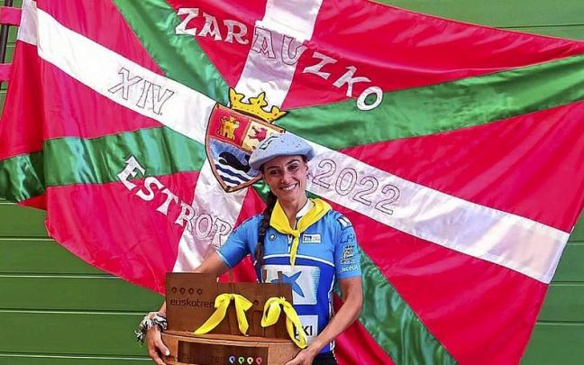 June Aranbarri posa tras conquistar Orio la Ikurriña de Zarautz. | FOTO: ORIO ARRAUN ELKARTEA