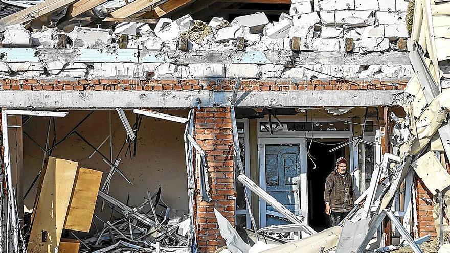 Una mujer observa los restos de su casa destruida por los ataques en Jersón. | FOTO: EFE