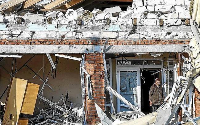 Una mujer observa los restos de su casa destruida por los ataques en Jersón. | FOTO: EFE Una mujer observa los restos de su casa destruida por los ataques en Jersón. | FOTO: EFE