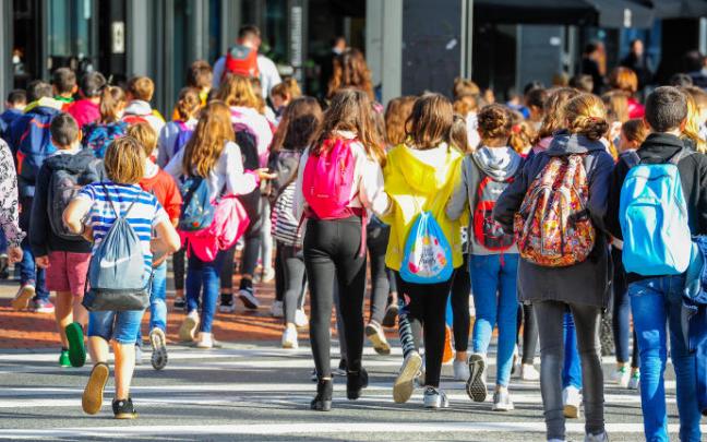 Un grupo de estudiantes dirigiéndose a un centro educativo.